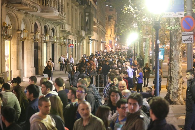 Cola_iPhone_Barcelona