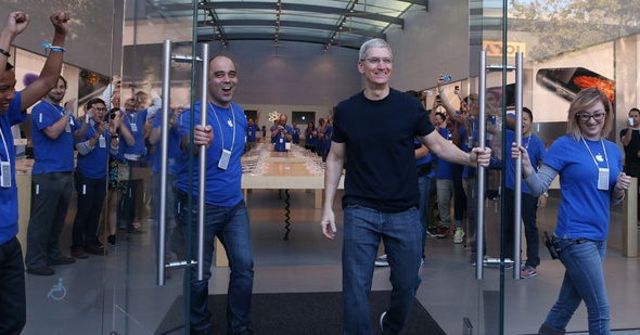 Tim-Cook_Apple-Store_op