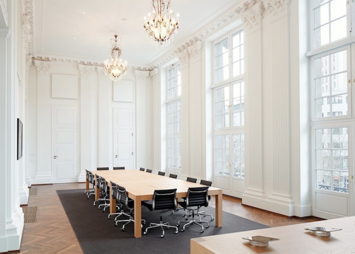 Apple-Store_Germany_Berlin_Kurfurstendamm_meeting-room