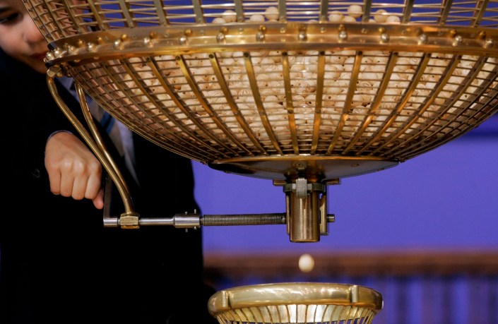 SORTEO DE LOTERIA DE NAVIDAD 2007 JUEGOS DE AZAR / GAMES OF CHANCE / LOTERIAS / LOTTERIES EN LA FOTO EL BOMBO Bernat Armangue / AP Photo / © RADIALPRESS 04/12/2007 MADRID  *** Local Caption *** A worker opens a trap-door in a giant drum to let the balls fall into the lower compartment moments before the start of the Christmas Lottery draw in Madrid, Saturday Dec. 22, 2007.