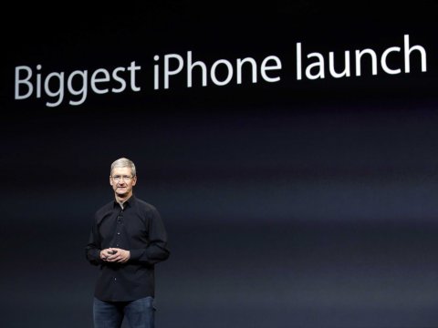 Tim-Cook_iPhone
