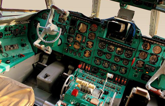 Cabina de mando de un avión de Air Koryo 