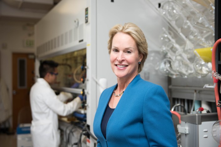 Frances Arnold, en su laboratorio de Caltech