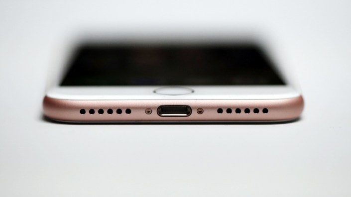apple_iphone-7_bottom_