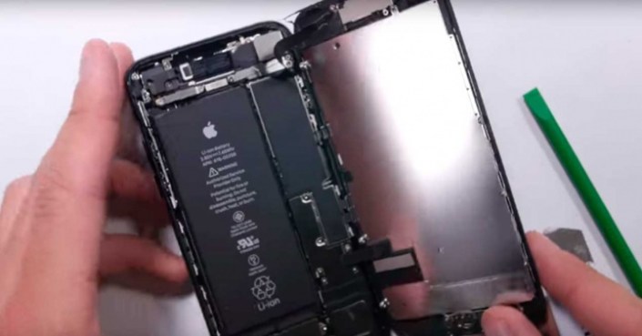 apple_iphone-7_interior_