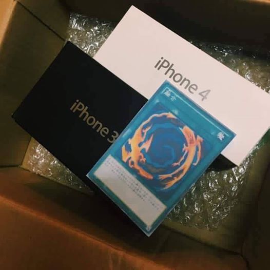 apple_iphone-7_mujer-recibe_iphone-4_iphone-3_