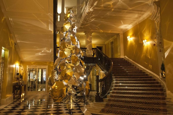 Árbol de navidad del hotel Claridge en 2015, diseñado por Christopher Bailey de Burberry
