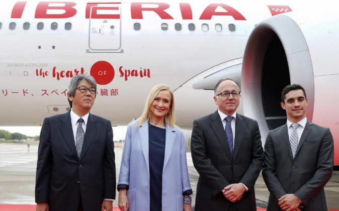 El embajador de Japón en España, Masashi Mizukami; la presidenta de la Comunidad de Madrid, Cristina Cifuentes; el presidente de Iberia, Luis Gallego, y el patinador Javier Fernández; ayer en la presentación de la nueva línea aérea directa de Iberia entre Madrid y Tokio.