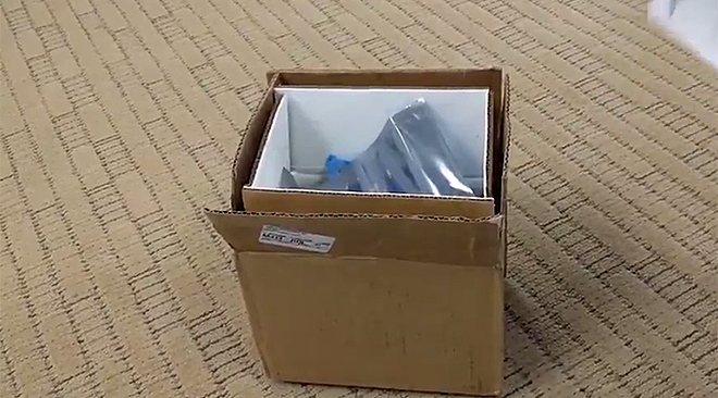 Caja ignífuga que está repartiendo Samsung a sus clientes.