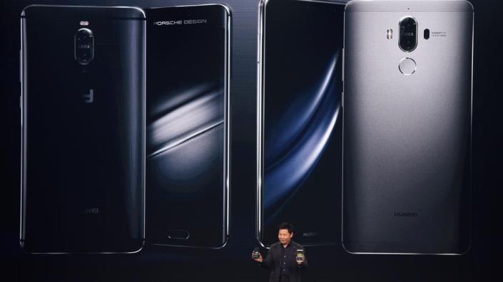 Richard Yu, CEO of Huawei Consumer, presentando el Huawei Mate 9. (Christof Stache / AFP).