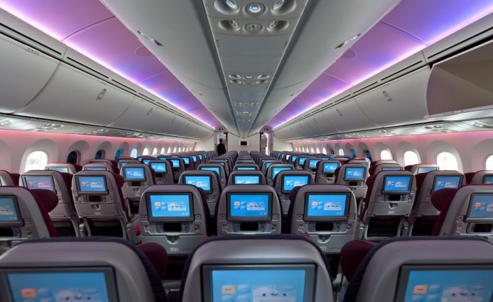 Interior de la clase 'Economy' de un Boeing 787-8 de Qatar Airways.