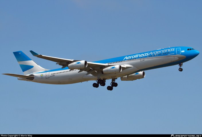 Airbus A340-313 de Aerolineas Argentinas con matrícula LV-CSE .